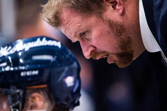 Linköpings assisterande tränare Klas Östman reagerar