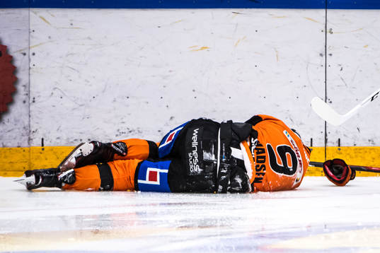 Karlskronas Morten Madsen liggande på isen