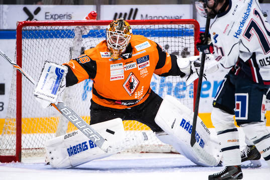 Karlskronas målvakt Johannes Jönsson  räddar