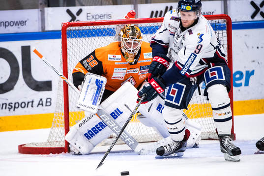 Linköpings Tony Mårtensson framför Karlskronas målvakt