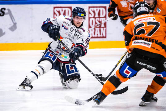 Linköpings Mathis Olimb  på knä framfö Karlskronas