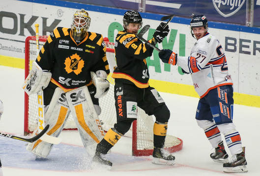 Skellefteås Filip Berglund  och målvakt Gustaf Lindvall