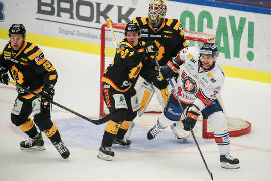Skellefteås Andreas Wingerli  och målvakt Gustaf Lindvall