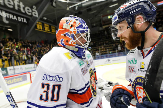 Växjös målvakt Viktor Fasth och Liam Reddox jublar