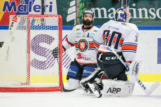 Växjös Daniel Rahimi och målvakt Viktor Fasth