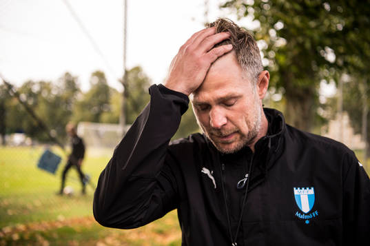 Tränare Magnus Pehrsson pratar med media