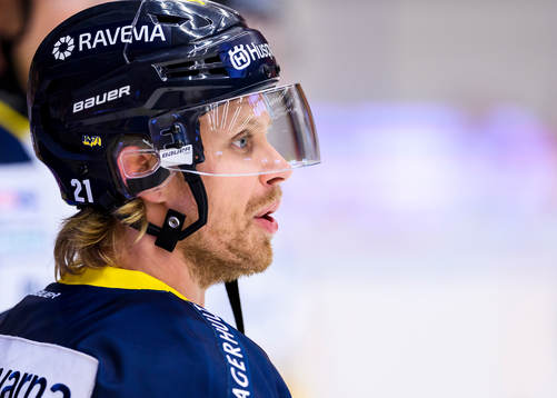 s Mattias Tedenby på uppvärmningen