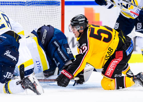 Luleås Karl Fabricius knästående på isen