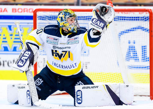 s målvakt Linus Söderström räddar ett skott