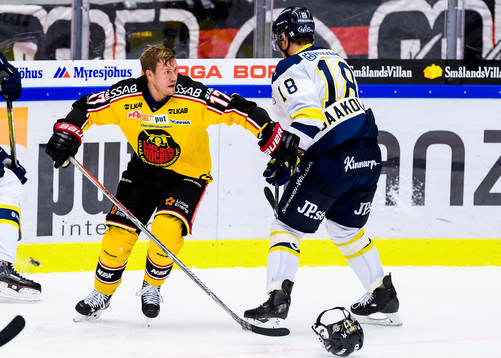 Luleås Andreas Falk tappar hjälmen