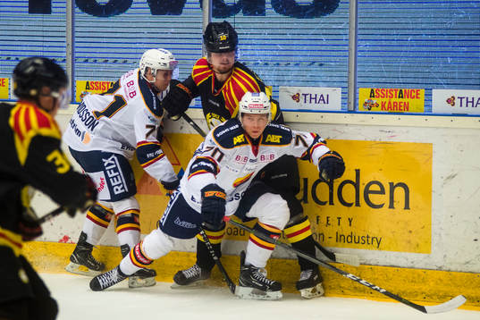 Brynäs Marcus Ersson i kamp mot Djurgårdens Jonathan