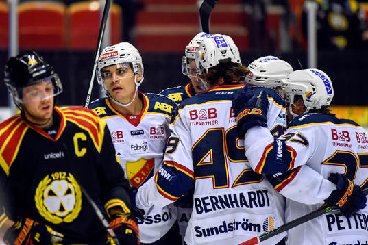 Djurgårdens Rene Bourque jublar med lagkamrater