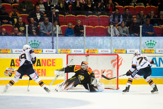 Djurgårdens Rene Bourque och Patrik Lundh med friläge på