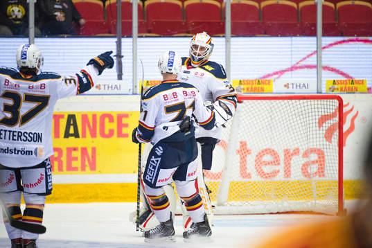 Djurgårdens Jonathan Davidsson och målvakt Adam Reideborn