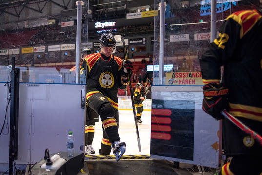Brynäs Daniel Paille  lämnar isen