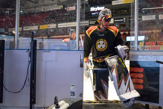 Brynäs målvakt Felix Sandström lämnar isen