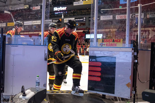 Brynäs Mikael Johansson  lämnar isen