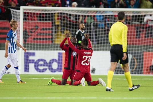 Östersunds Ken Sema och Samuel Mensiro jublar