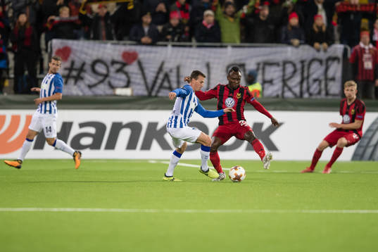 Östersunds Samuel Mensiro mot Hertha Berlin’s försvarare