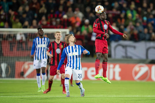 Östersunds Ken Sema nickar en boll