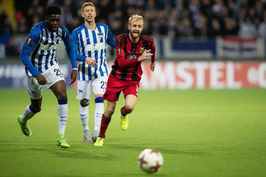 Östersunds Curtis Edwards mot Hertha Berlin’s Jordan