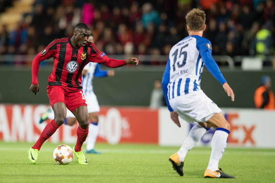 Östersunds Ken Sema mot Hertha Berlin’s Sebastian