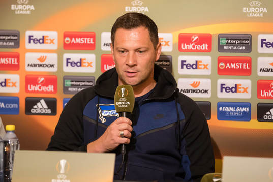Hertha Berlin’s Tränare Pal Dardai på presskonferens