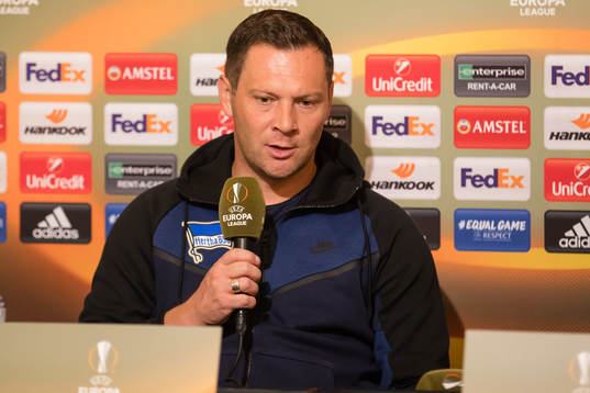 Hertha Berlin’s Tränare Pal Dardai på presskonferens