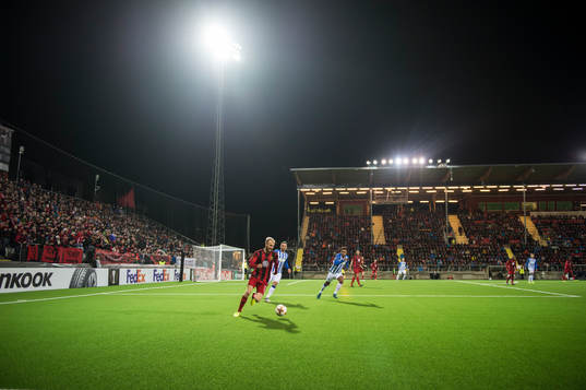 Östersunds Curtis Edwards med bollen
