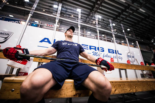 Linköpings Andrew Gordon innan ishockeymatchen i SHL