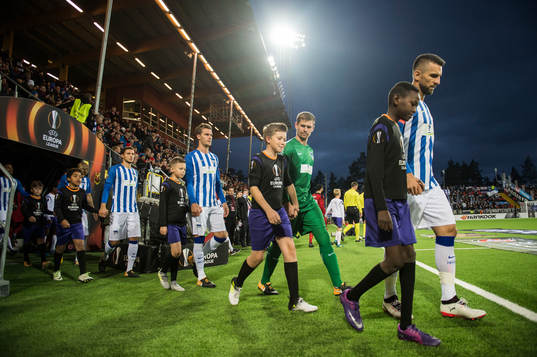 Hertha Berlins Vedad Ibisevic leder laget in på planen