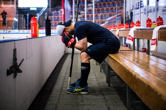 Linköpings Andrew Gordon deppar innan ishockeymatchen i