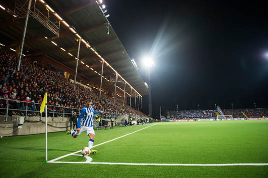 Hertha Berlins Peter Pekarík slår en hörna