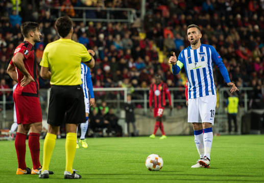 Hertha Berlins Vedad Ibisevic i diskussion med domaren Luca