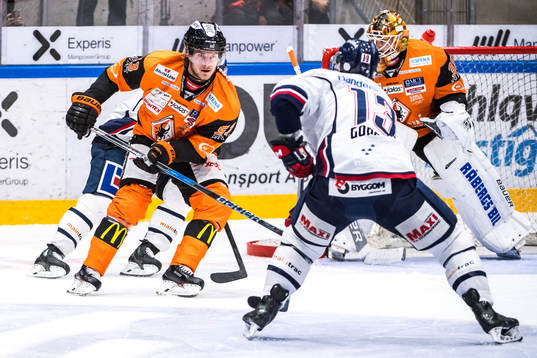 Linköpings Andrew Gordon oroar framför Karlskronas