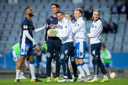 IFK Göteborg spelare värmer upp innan