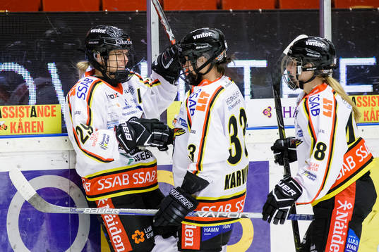 Luleås Emma Nordin (v) gör 0-2 och gratuleras av Michelle