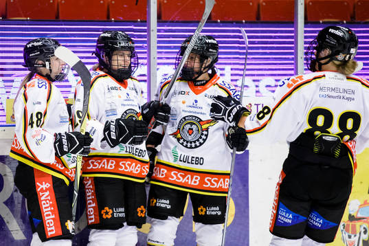 a vänster) gör 0-2 och gratuleras av Nathalie Ferno (v),