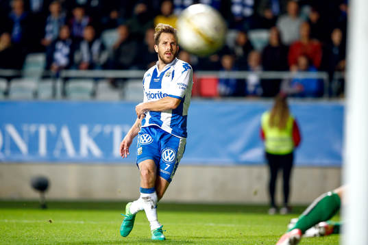 IFK Göteborgs Tobias Hysén skjuter i stolpen