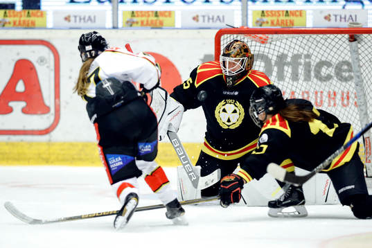 Brynäs målvakt Sara Grahn och Luleås Essi Jaako