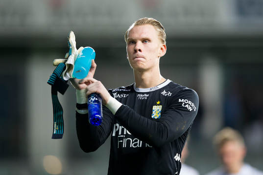 IFK Göteborgs målvakt Pontus Dahlberg tackar publiken