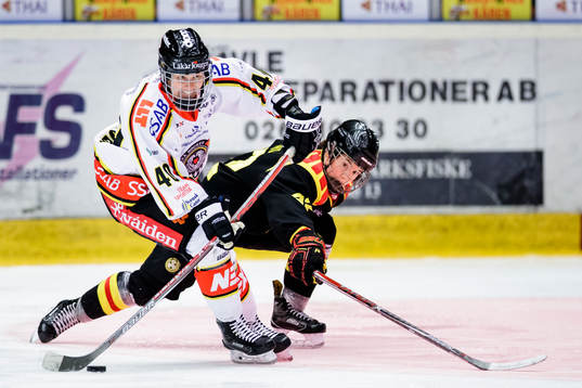 Luleås Noora Tulus i kamp om pucken med Brynäs Angelica