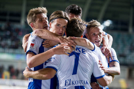 IFK Göteborgs Tobias Hysén jublar och blir omfamnad av