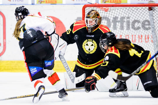 Brynäs målvakt Sara Grahn med en räddning på skott av
