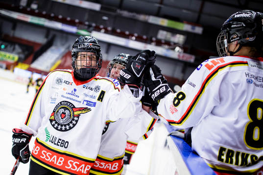 Luleås Emma Nordin gör 0-5 målet och jublar med
