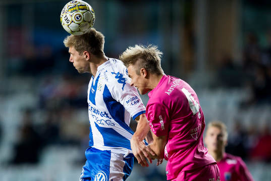 IFK Göteborgs Mikael Boman i nickduell med Sirius Oscar