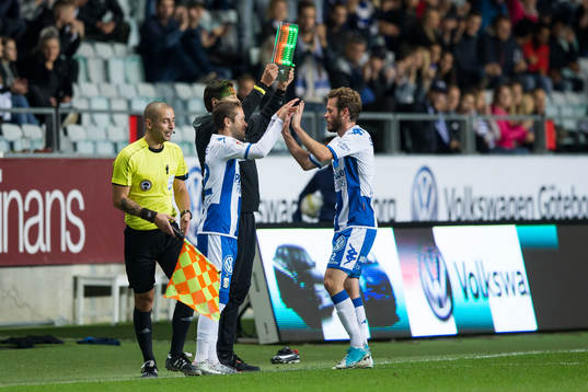 IFK Göteborgs Andreas Öhman blir inbytt mot Emil