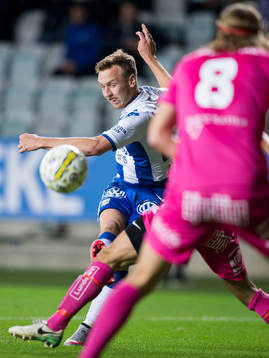 IFK Göteborgs Sebastian Ohlsson skjuter ett skott