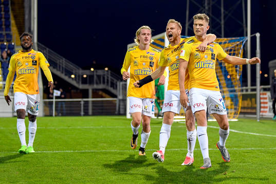 Falkenbergs Erik Pärsson jublar med lagkamrater