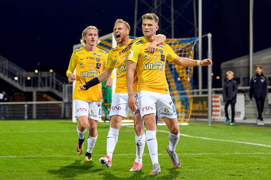 Falkenbergs Erik Pärsson jublar med lagkamrater